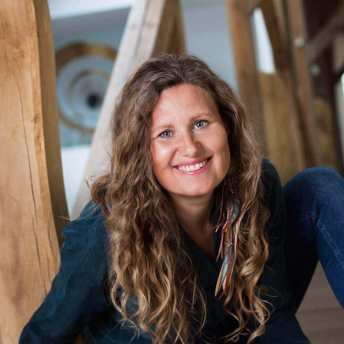 Glad kvinde siddende